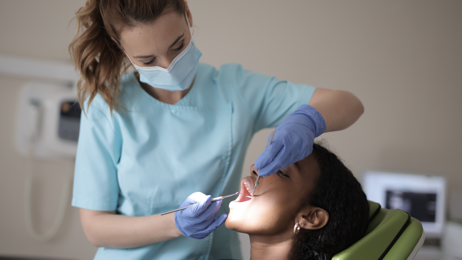 Image depicting the process of dental bonding, highlighting the time it takes for the procedure.